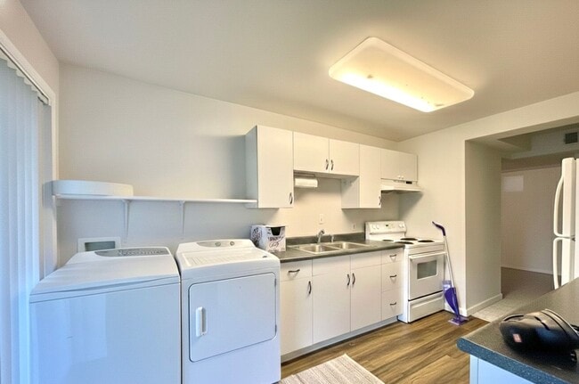 Building Photo - Mid-Century Gem in Kirkland’s Everest Park