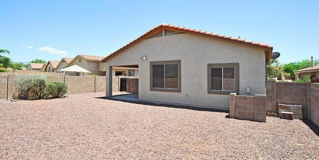 Building Photo - Priced right in Dove Mountain. Fresh & cle...