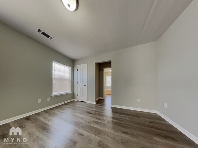 Building Photo - 1910 Sunset Village Dr