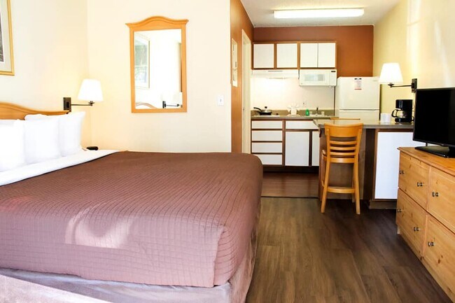 Building Photo - 2401 Wellesley Ave NE