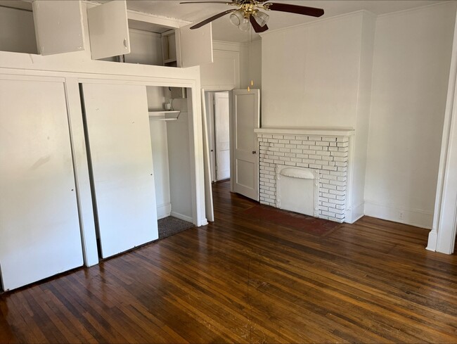 Large Bedroom - 1104 N Toombs St