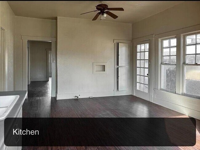Building Photo - Spacious Prairie Style Home- 3 Bed, 1 Bath...