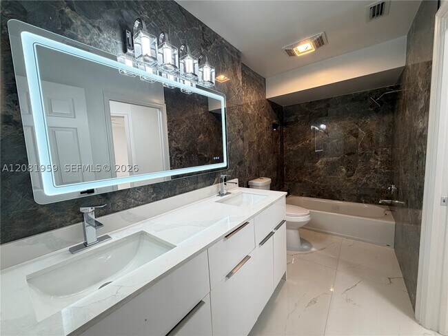 Building Photo - 2029 Greenview Cove Dr