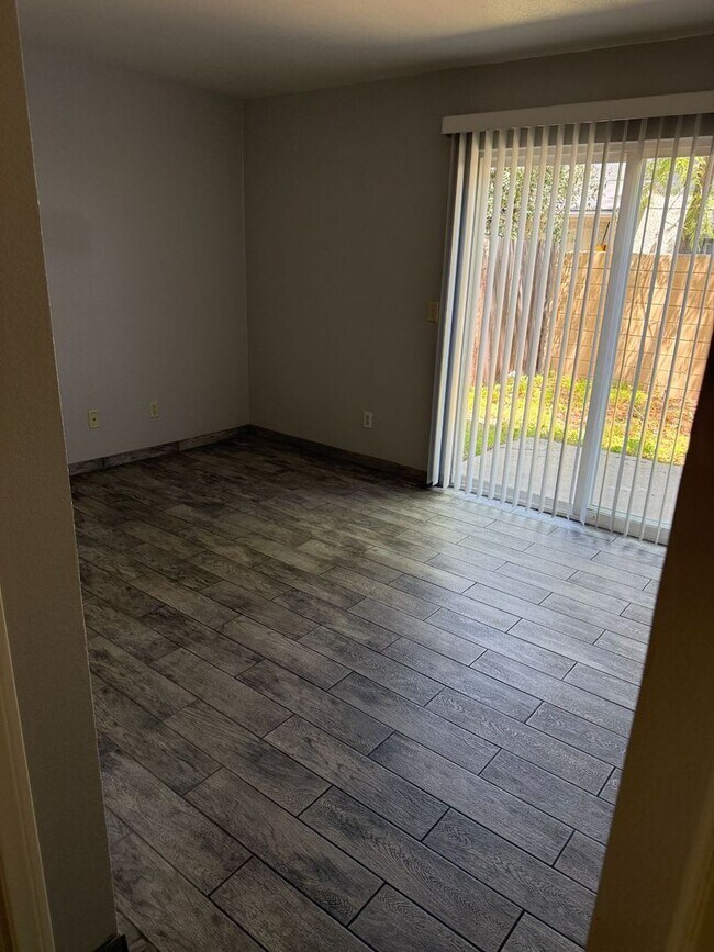 Building Photo - 1 BEDROOM 1 BATHROOM ONTARIO APARTMENT