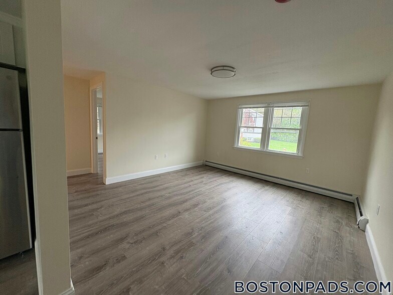 Building Photo - 9 River Dr