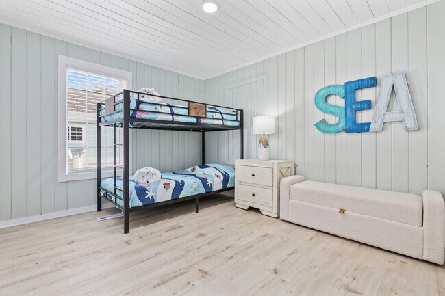Building Photo - Gorgeous Totally Remodeled 3/2 in Garden C...