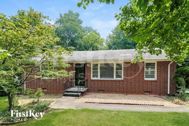 Building Photo - 102 Larose Cir SE