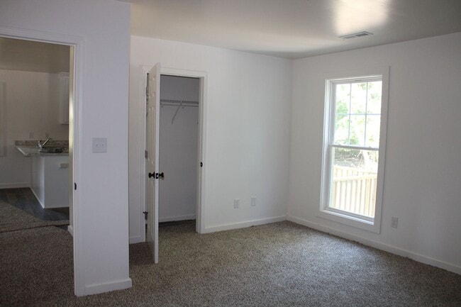 Building Photo - 2827 Lancaster Rd NW