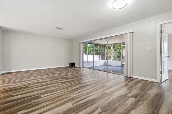 Building Photo - 2465 Brentwood Dr