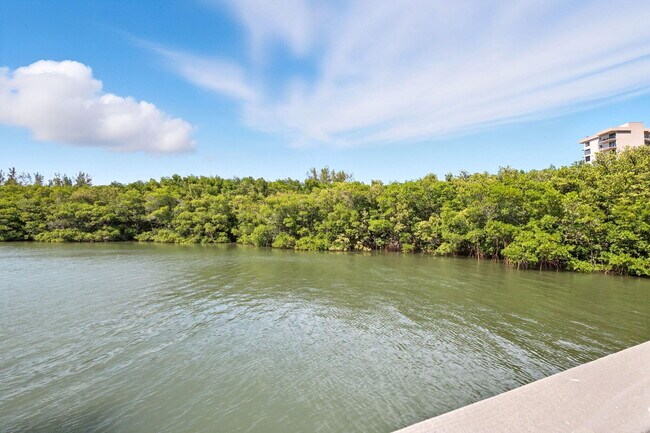 Building Photo - 801 S Ocean Dr