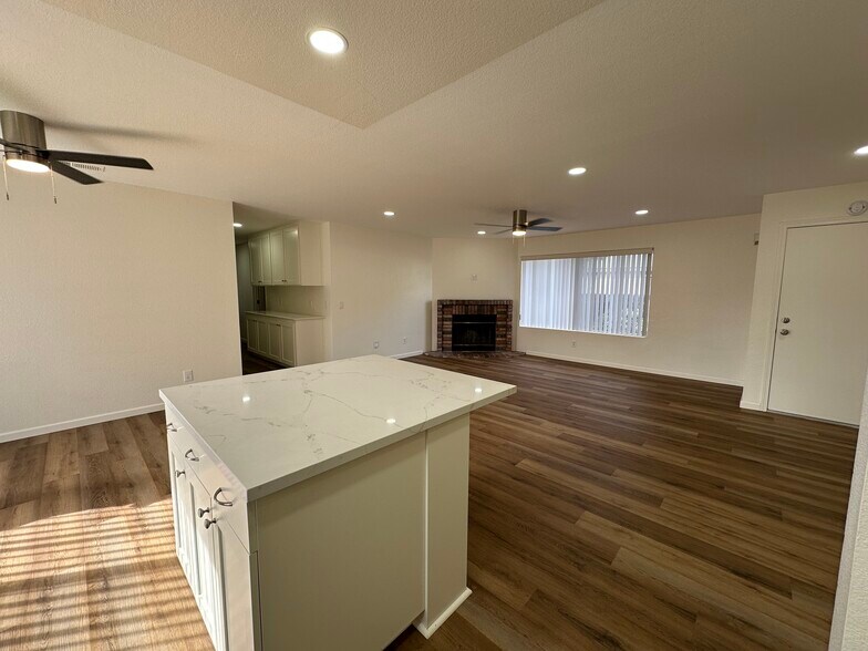 Building Photo - 1371 Marline Ave