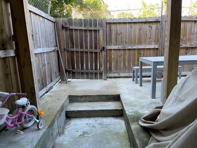 Building Photo - Stylishly Renovated 3 bedroom, 2.5 bath wi...