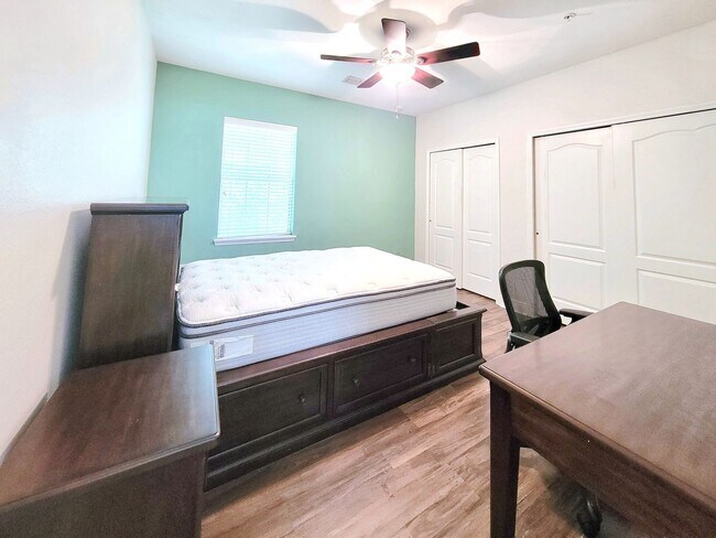 Building Photo - Chase Hollow #44