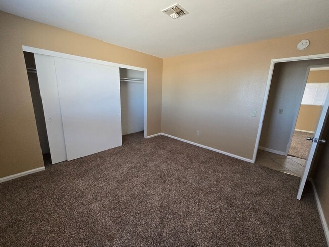 Building Photo - Private & Quiet Gem!