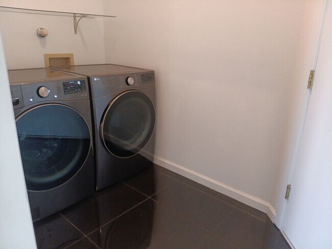 Building Photo - 3 Bedroom, 2.5 Bathroom Home! Schedule a Showing Soon!