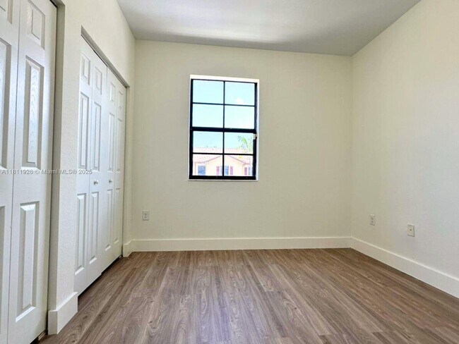 Building Photo - 3223 SE 7th Ct