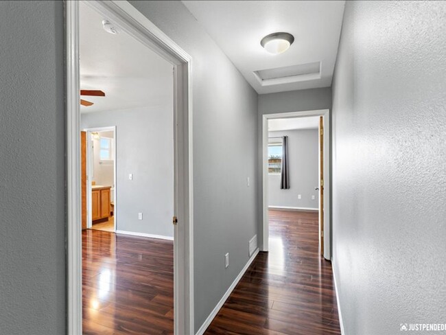 Building Photo - Spacious & Updated 3 Bedroom Duplex Near M...