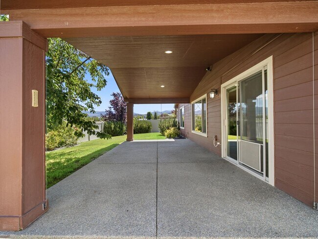 Building Photo - Spacious Unfurnished Home in Liberty Lake | Modern Living in a Prime Location/55+ housing community