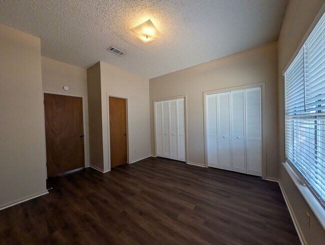 Building Photo - LOCATION!! On Wood Rd -Off Landa  / Fridge / Covered Back Patio / No Carpet / NBISD