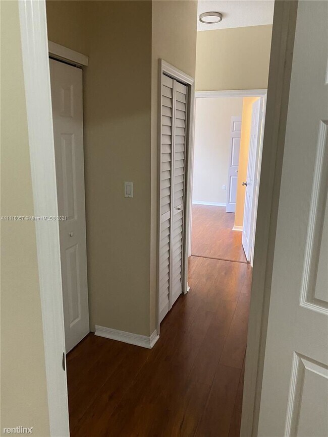 Building Photo - 3 br, 2.5 bath Townhome - 10671 SW 7th St ...