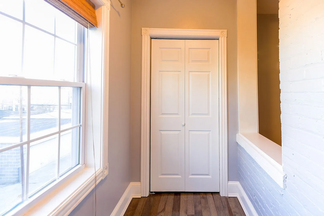 Building Photo - Fully Renovated 3 BR/1.5 BA Apartment in C...