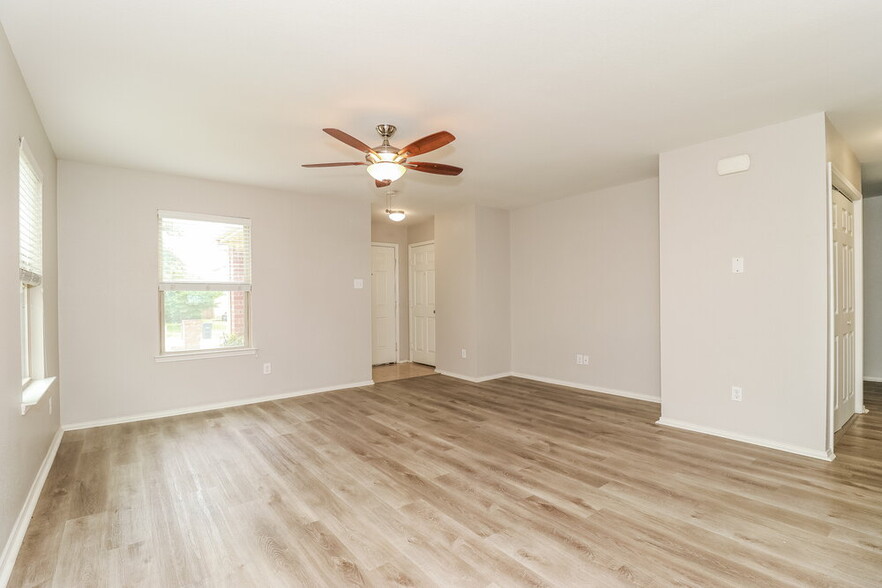 Building Photo - 2233 Sims Dr