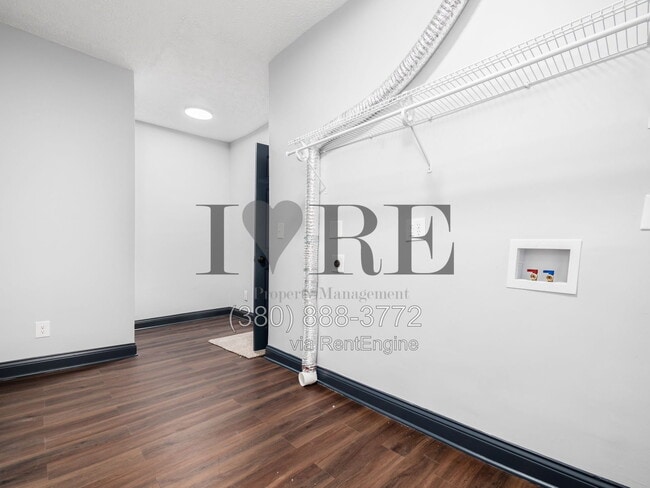 Building Photo - 806 Sullivant Ave