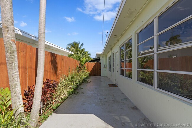 Building Photo - 215 Columbia Dr
