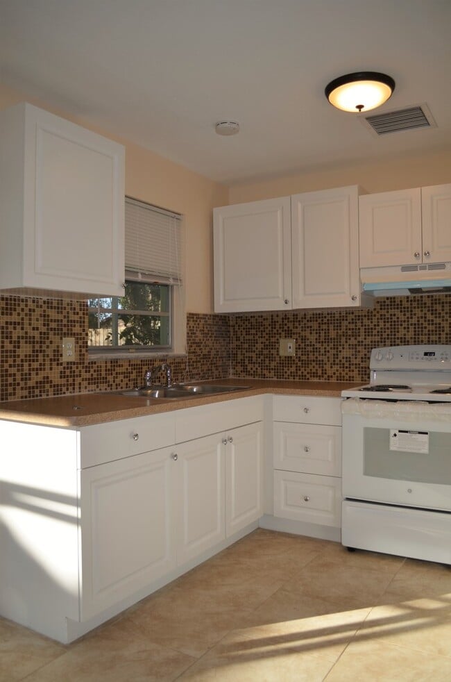 Building Photo - Beautiful upgraded home in Great Neighborhood! AVAILABLE IN DECEMBER!