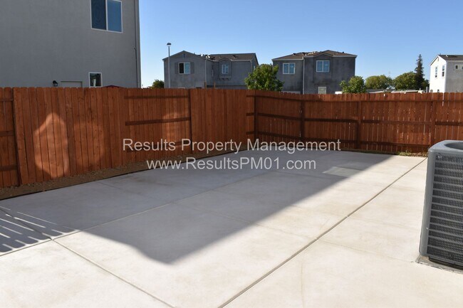 Building Photo - Stunning 4 Bedroom Home in Winding Meadow Village