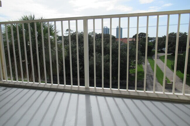 Building Photo - 732 N Halifax Ave