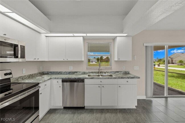 Building Photo - 3919 SW 14th Ave