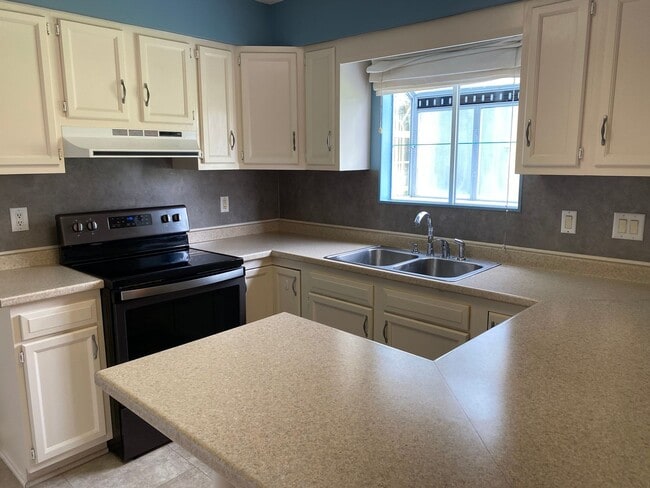 Building Photo - 805 W 2nd St