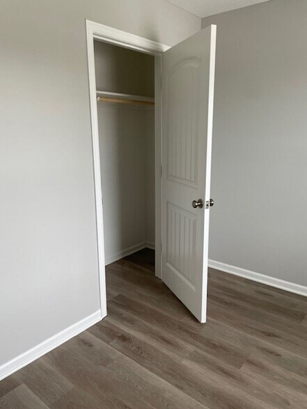 Building Photo - 811 Pampas St