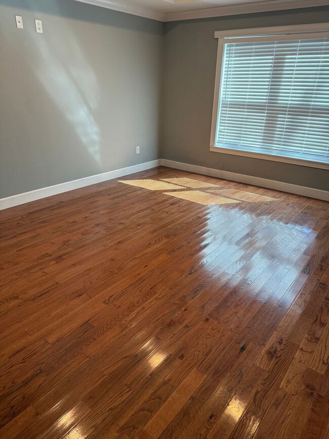 Building Photo - Beautiful 3 Bedroom