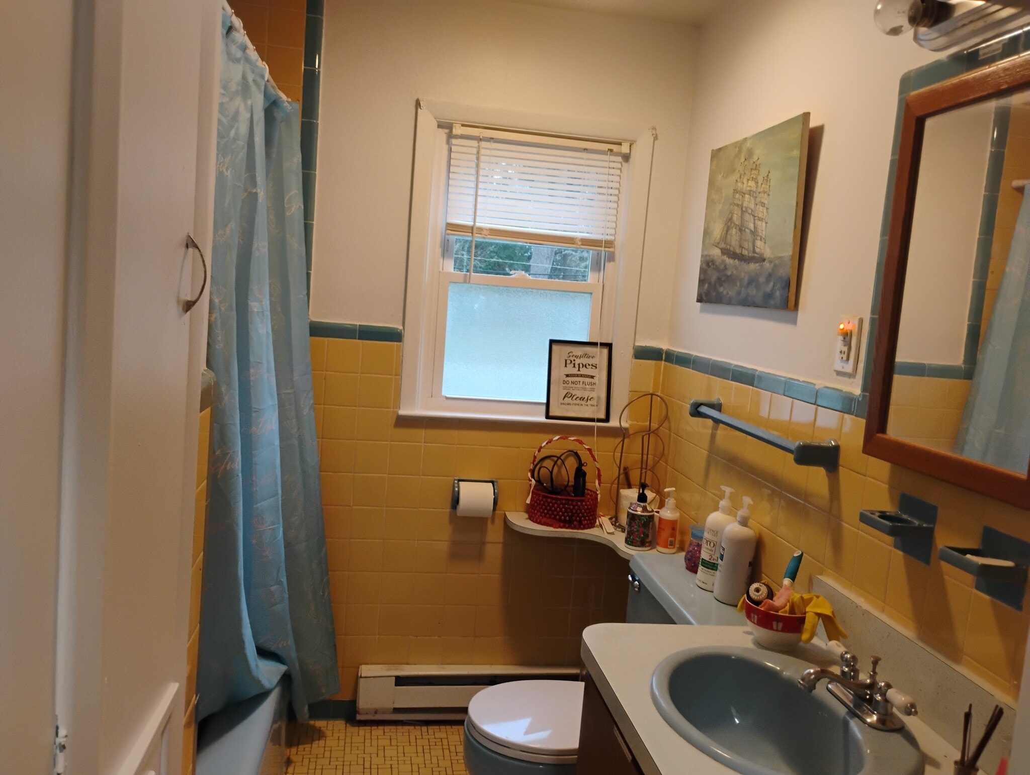 Building Photo - 569 W Broadway