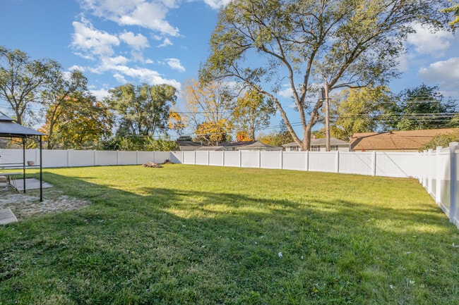Building Photo - 15824 S Collins Dr