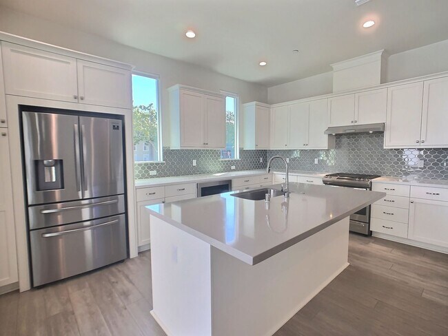 Building Photo - Bright 2 Bedroom Townhome in Downtown San Jose