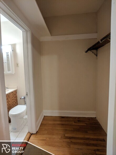 Building Photo - 4237 N Paulina St