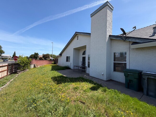 Building Photo - Corner Lot