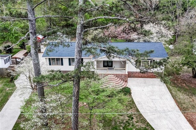 Building Photo - 770 Pine Lake Dr NW