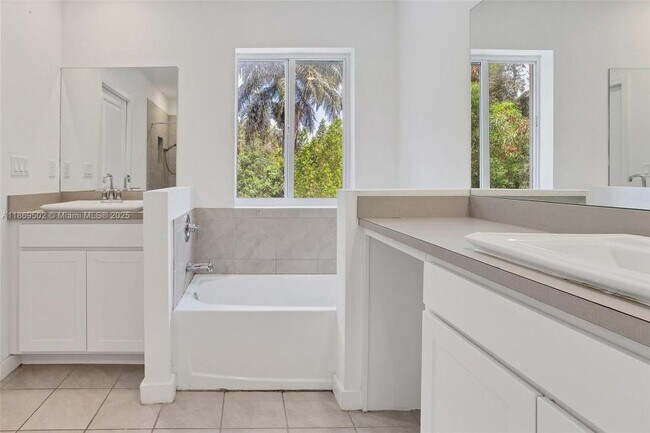 Building Photo - 3 bedroom in Miami Gardens FL 33169