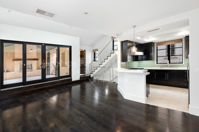 Building Photo - 435 1/2 Carnation Avenue