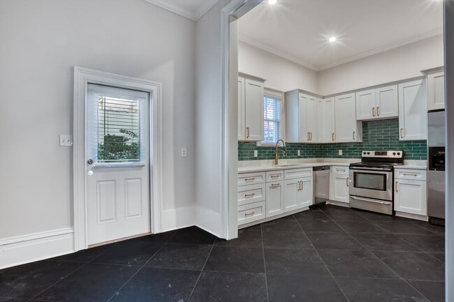 Building Photo - Downtown Close to Forsyth Park