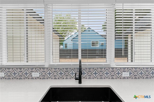 Building Photo - 2204 Magnolia Dr