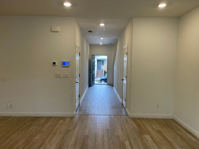 Building Photo - Modern 3 bedroom home in Gated Community