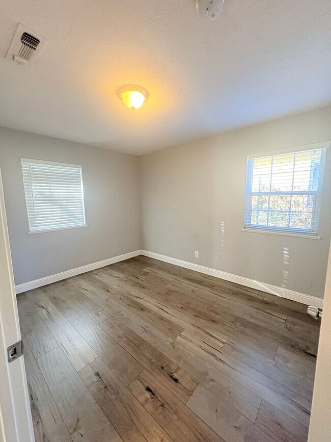 Building Photo - 1524 Gladstone Dr