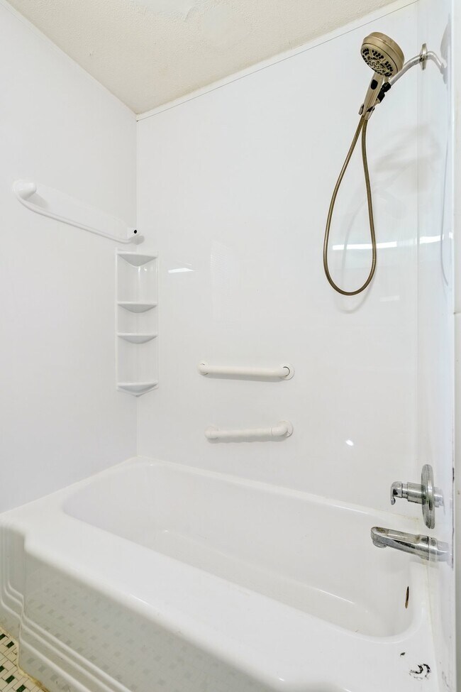 Building Photo - 1412 NE 38th St