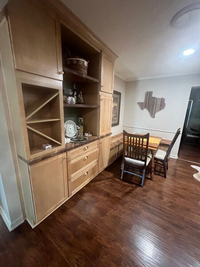 Building Photo - MID TERM RENTAL