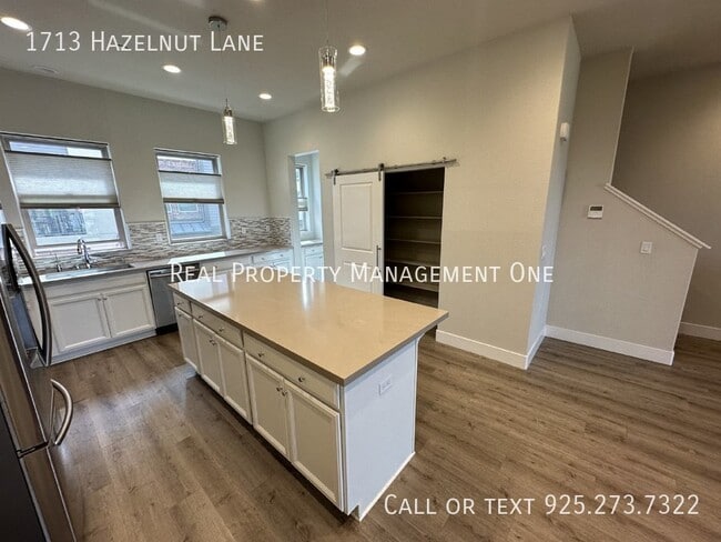 Building Photo - 1713 Hazelnut Ln